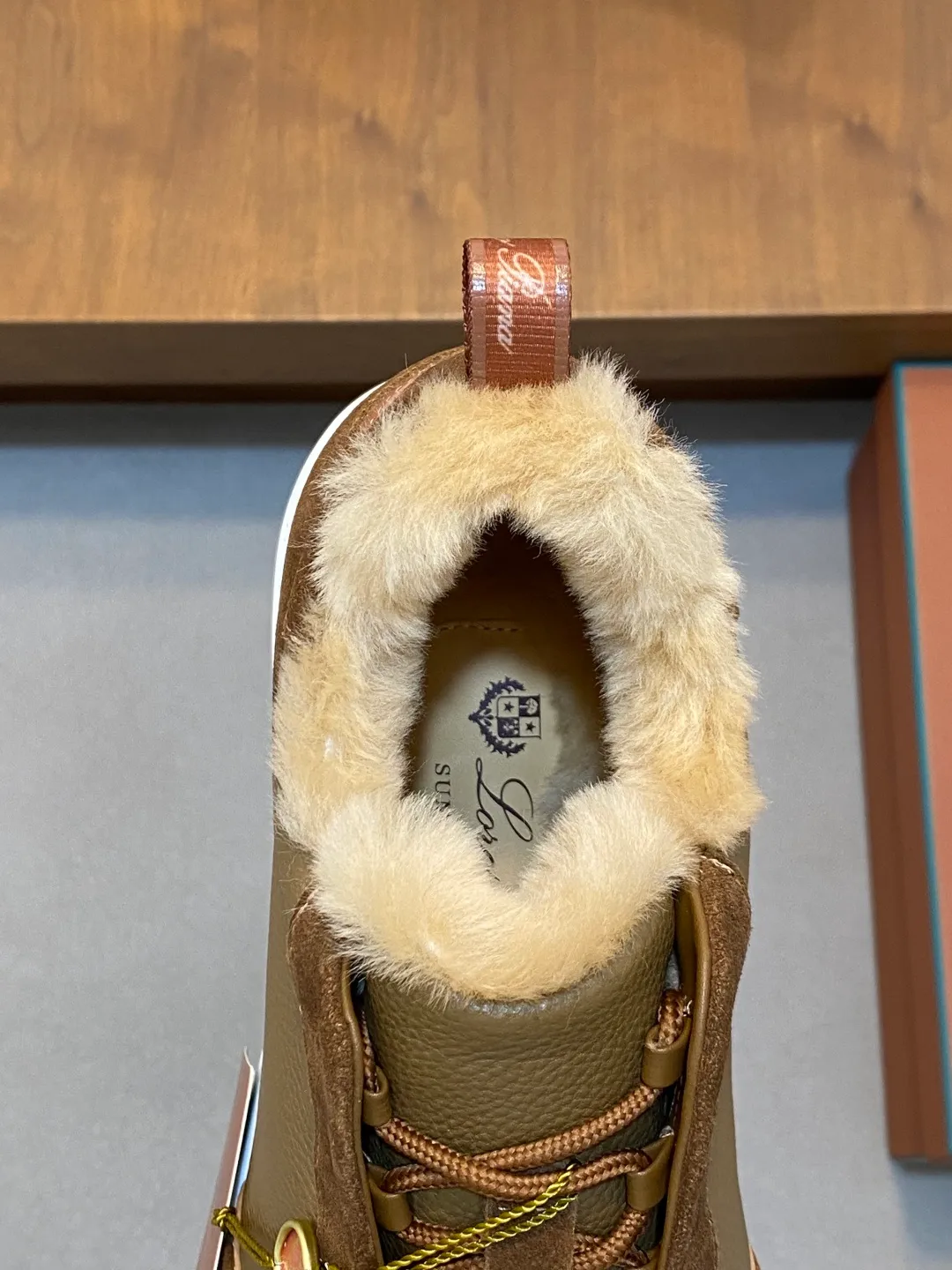 Men's shoes 💰840 Winter LoroPiana WeekendWalk men's wool warm sneakers! Specially designed wool warm shoes for men! This WeekEndWalkEvo casual shoe reinterprets the WeekEnd casual shoe with a design that combines the characteristics of running shoes and walking shoes. An improved version of the classic shoe style in the autumn/winter series, the shoe body is made of fleece cotton blend with a slight elasticity to ensure that the upper part of the shoe is covered and fitted. The narrow silhouette in the middle and the warmth of the integrated fur lining make the shoes comfortable and practical to wear. The shoe details, combined with the lightweight rubber sole with ridged edges, add a sporty feel to the shoe. Kummel rubber sole with stitching and ultra-light technical material sole: This design structure helps distribute weight properly and improve shock absorption. Raised edges on the sole ensure traction and stability during walking. Body: 97% cotton, 3% spandex lining. Wool sole rubber! Size: 39/40/41/42/43/44 (45.46 customized) standard leather shoe size original box package
